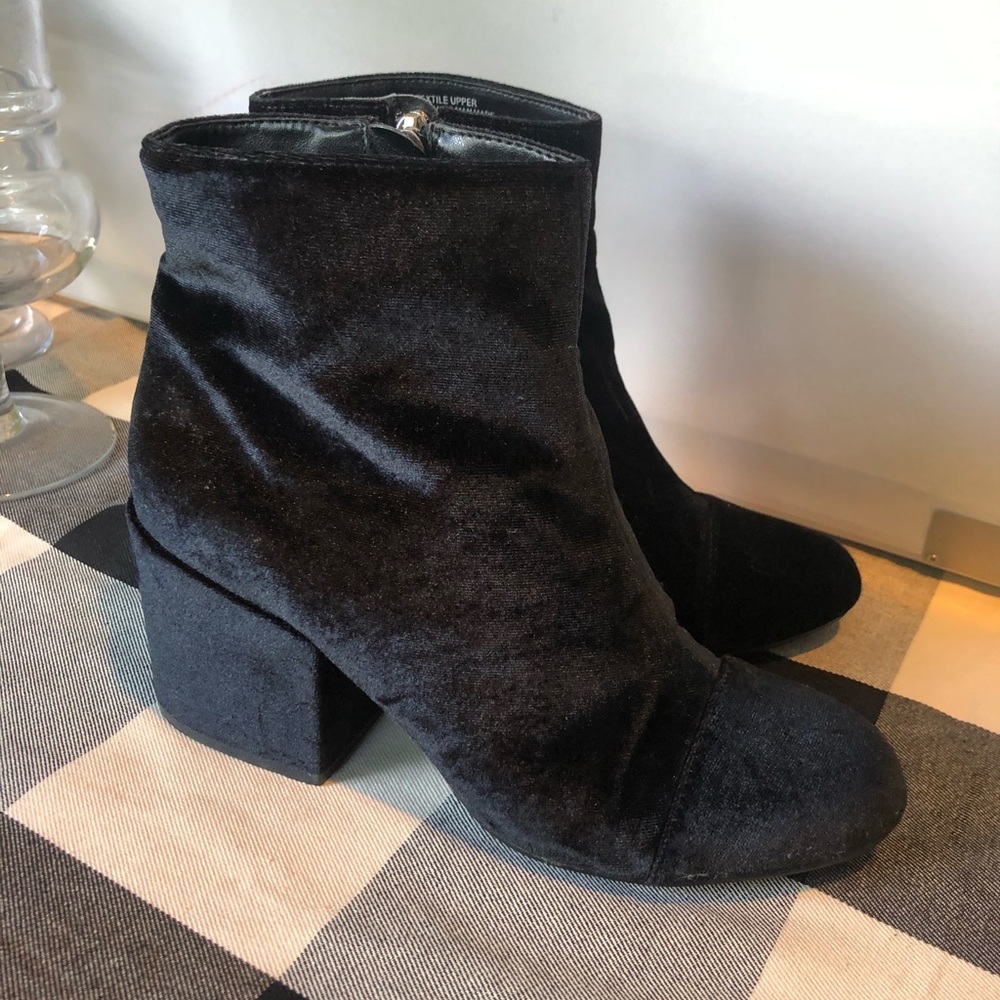 Charles David black velvet cropped boot